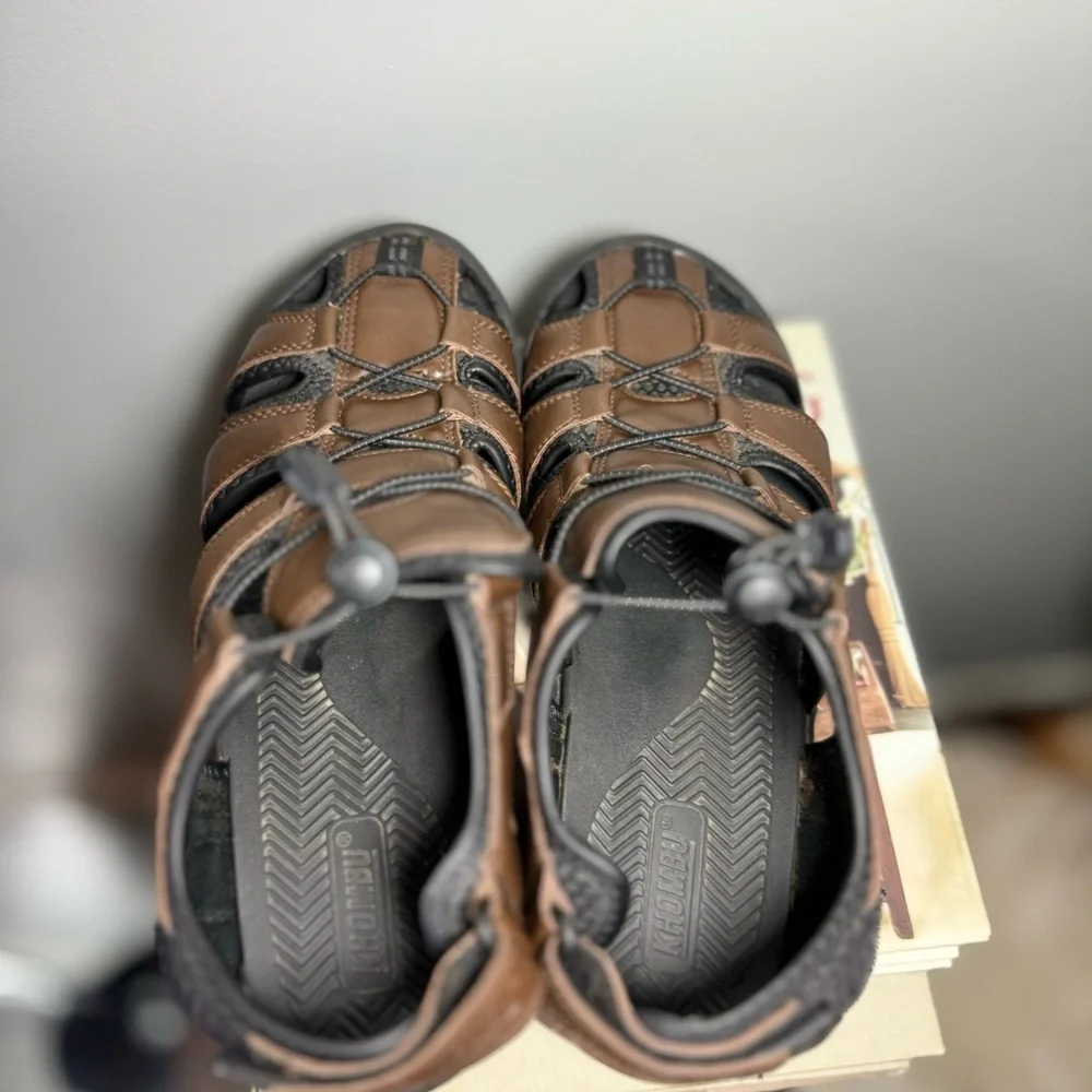 Khombu Size 11 Brown and Black Sandals